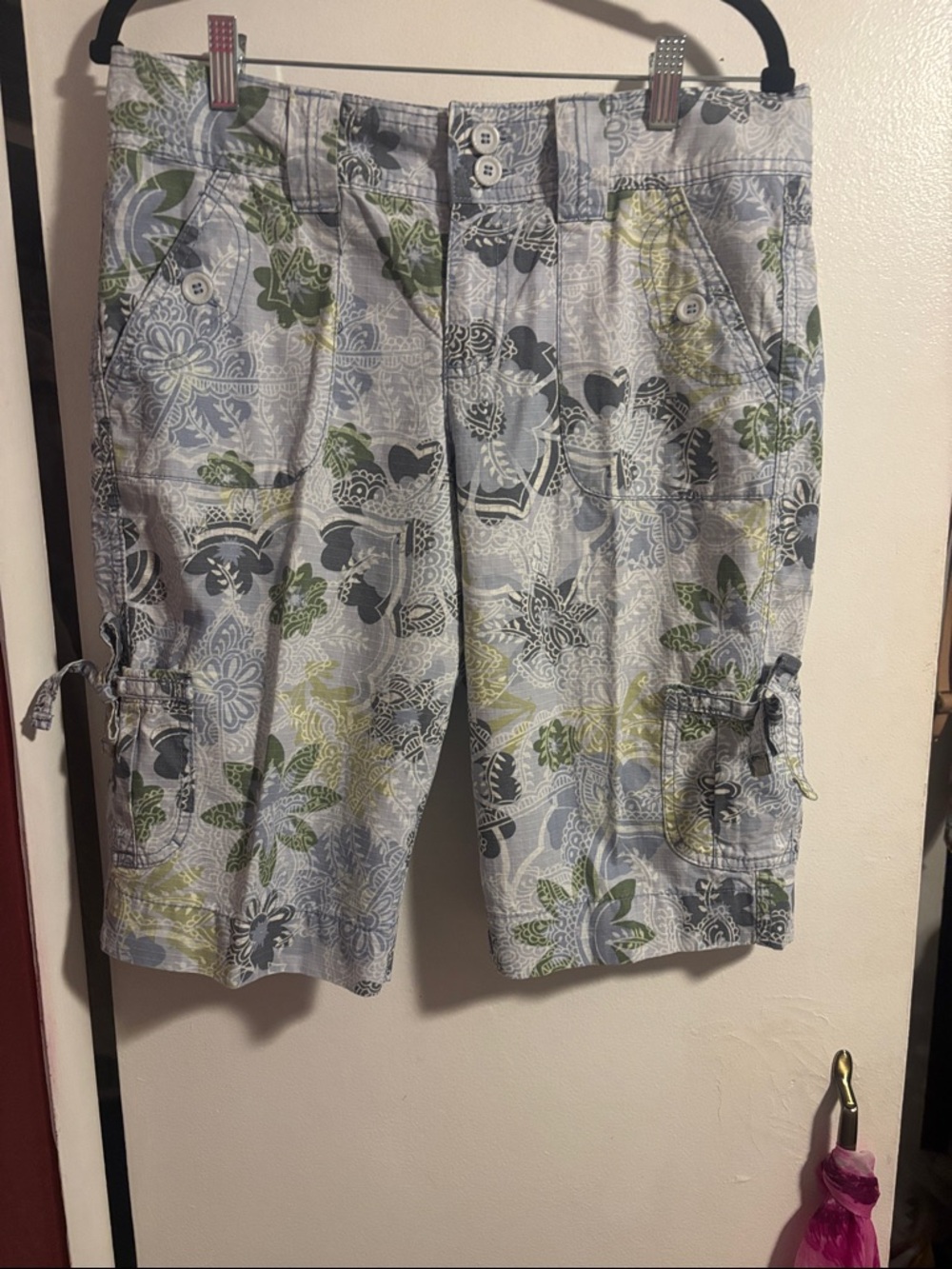 Gloria Vanderbilt Women’s Floral Cargo Shorts in Light Gray with Green Accents